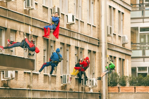 SUPEREROI ACROBATICI OSPEDALE PEDIATRICO INIZIATIVA BAMBINI 